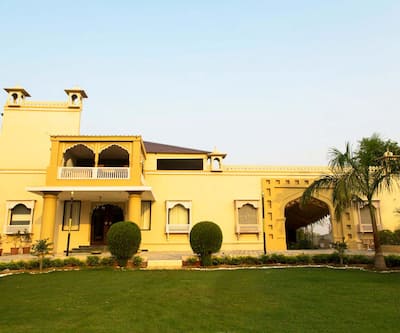 https://imgcld.yatra.com/ytimages/image/upload/t_hotel_yatra_city_desktop/v1450177536/Domestic Hotels/Hotels_Ranthambore/Ranthambhore Safari Lodge/Exterior_3.jpg